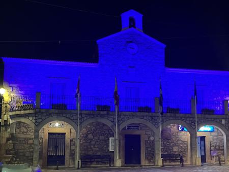 Imagen Plasenzuela se ilumina de azul para concienciar sobre el Autismo