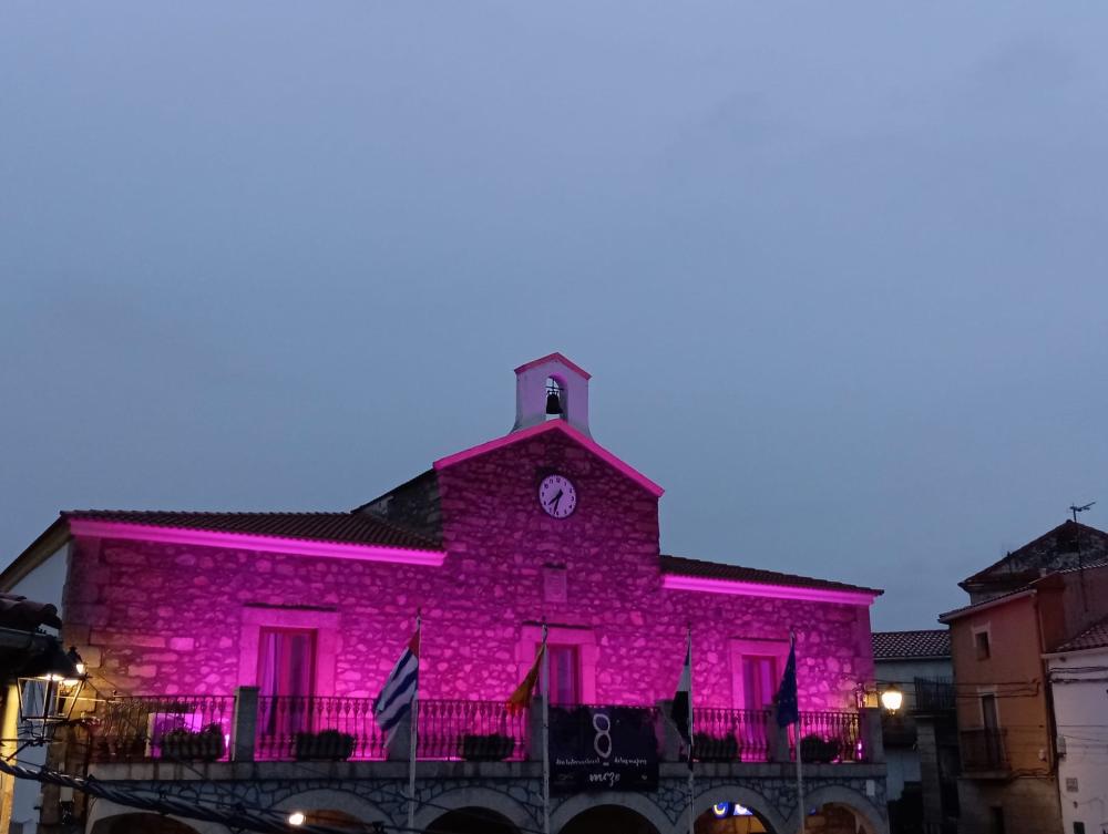 Imagen El Ayuntamiento de Plasenzuela se ilumina de morado por primera vez en la historia con motivo del Día Internacional de la Mujer